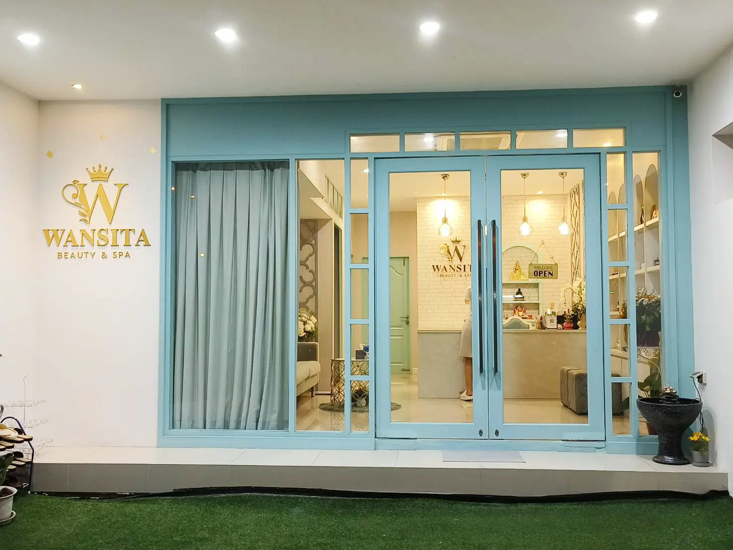 หน้าร้าน Wansita Beauty & Spa ประตูกระจกกรอบสีฟ้า